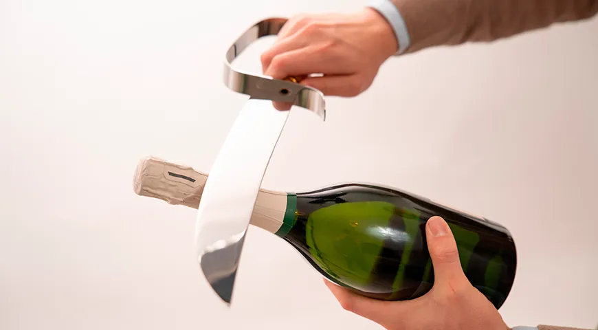 Виртуозы, владеющие методом сабраж, ловко срезают верхнюю часть горлышка бутылки одним ударом ножа 