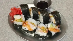 Роллы с королевскими креветками и соусом чили