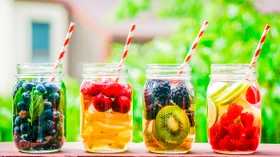 Не только лимон: эксперт назвала 6 безупречных добавок в воду