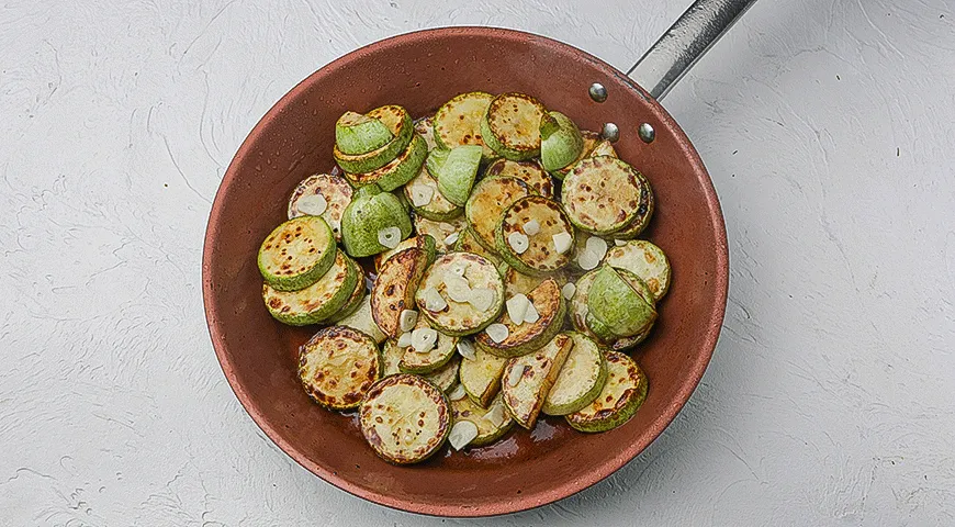 Свиные отбивные с кабачками и томатным соусом