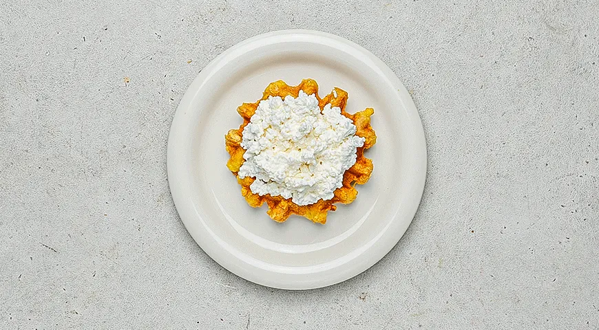 Чафли с зерненым творогом, ягодами и мятой