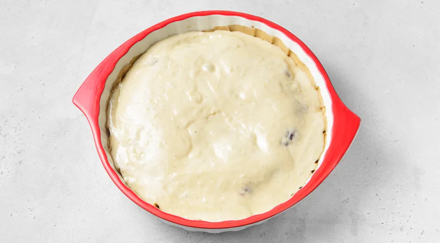 Заливной пирог с вареньем на молоке