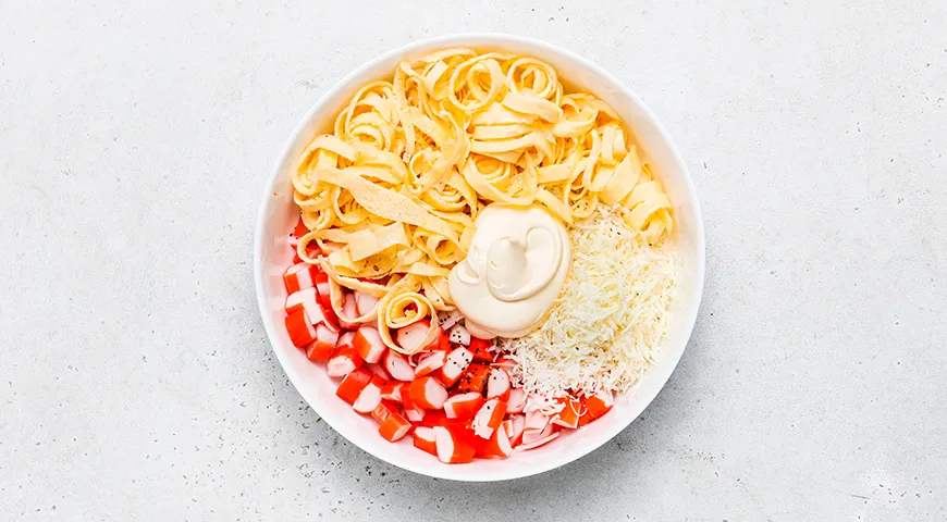 Салат с крабовыми палочками, сыром и яичными блинчиками