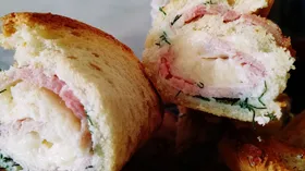 Бутерброды - рулеты с сыром и английским беконом