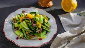 Салат из огурцов с манго и красным луком