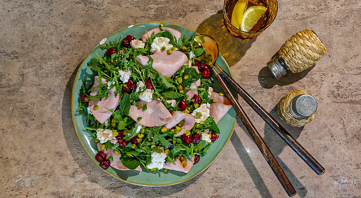 Рецепт салата с любительской колбасой, сыром и вишней