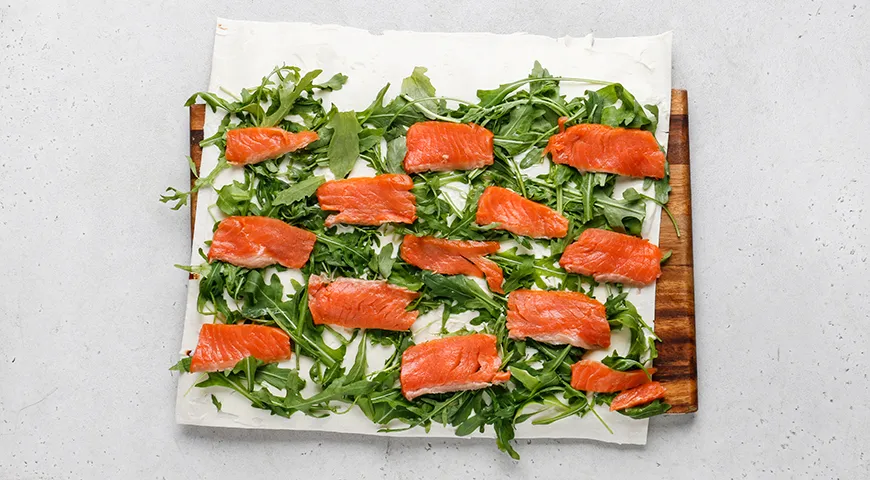 Лаваш с красной рыбой, огурцом и плавленым сыром