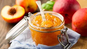 Избранные варенья-пятиминутки: из клубники, смородины, яблок и персиков