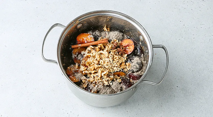 Пряное сливовое варенье с орехами