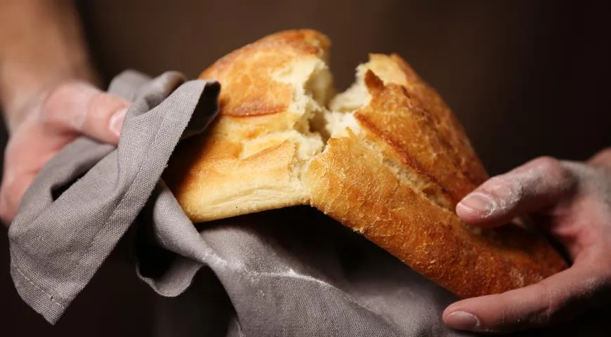 В микроволновой печи можно реанимиролвать вчерашний хлеб и зачерствевщие булочки