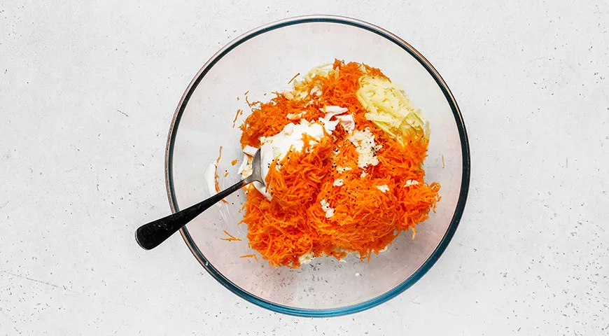 Салат из свежей моркови, сыра и яиц