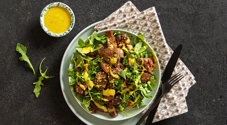  Теплый салат с куриной печенью и руколой