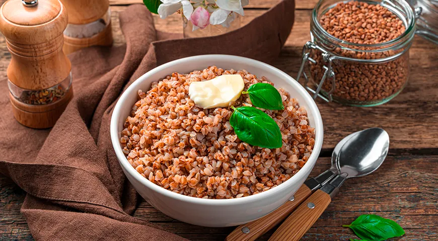 Рекомендуемая суточная норма потребления гречневой каши с маслом для взрослого составляет 150–200 г