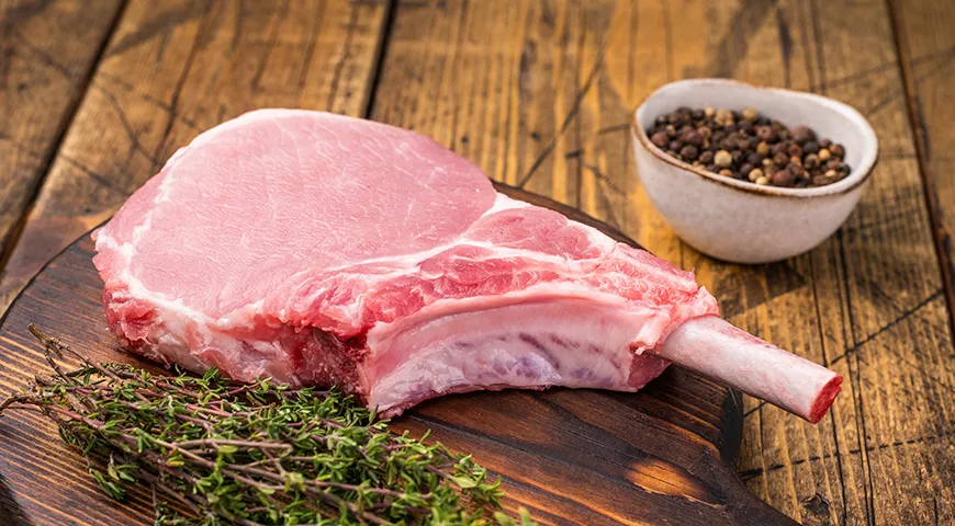 Свежая свиная корейка должна иметь цвет от светло-розового до насыщенно-розового