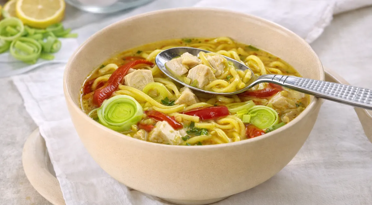 Лапша с карри, пореем и курицей