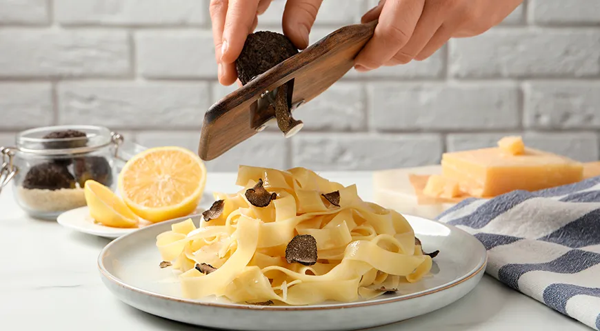 Чтобы сохранить аромат трюфеля, его добавляют в самом конце приготовления блюда