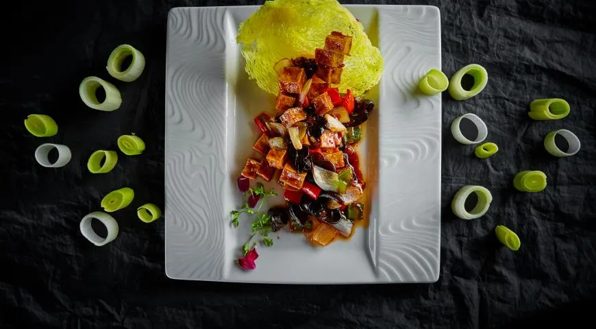 Тофу с древесными грибами в кисло-сладком соусе