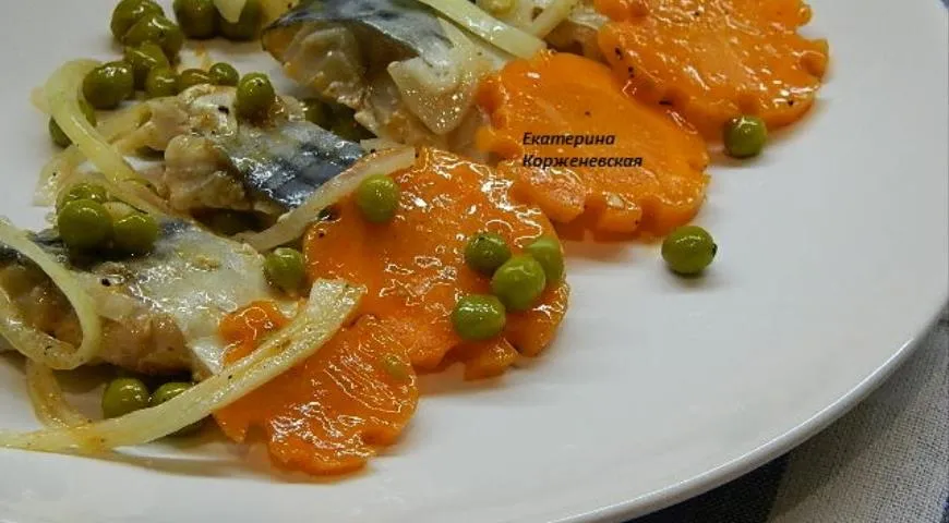 Маринованная скумбрия с морковью и луком