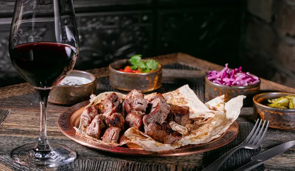 Как приготовить классные шашлыки и кебабы: лайфхаки и рецепты от 3 шефов