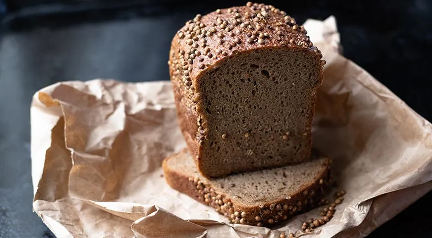 Бородинский хлеб готовится из обойной ржаной и пшеничной муки, солода, с добавлением специй и пряностей