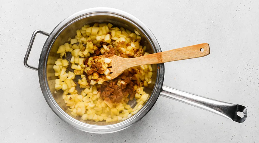 Сладкие булочки с яблоками и корицей