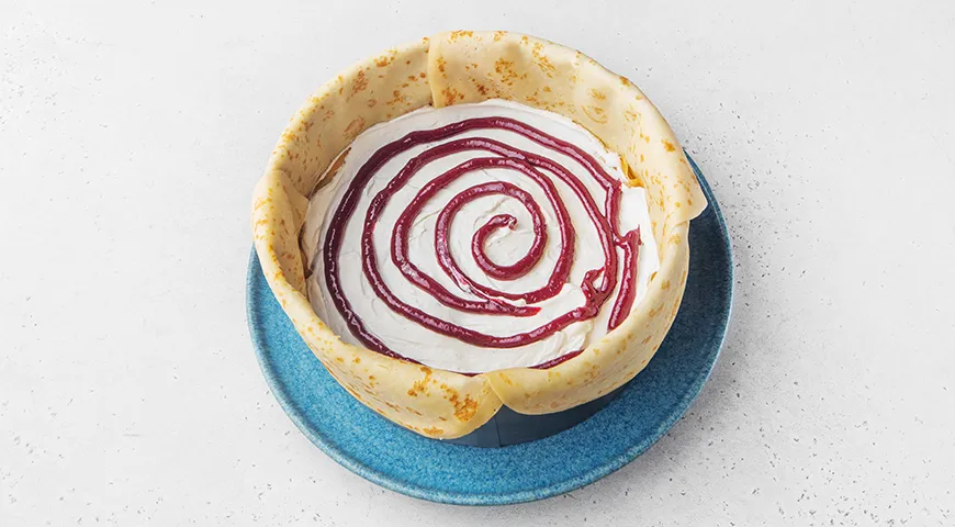 Блинный торт с кремом из сметаны и сгущенки