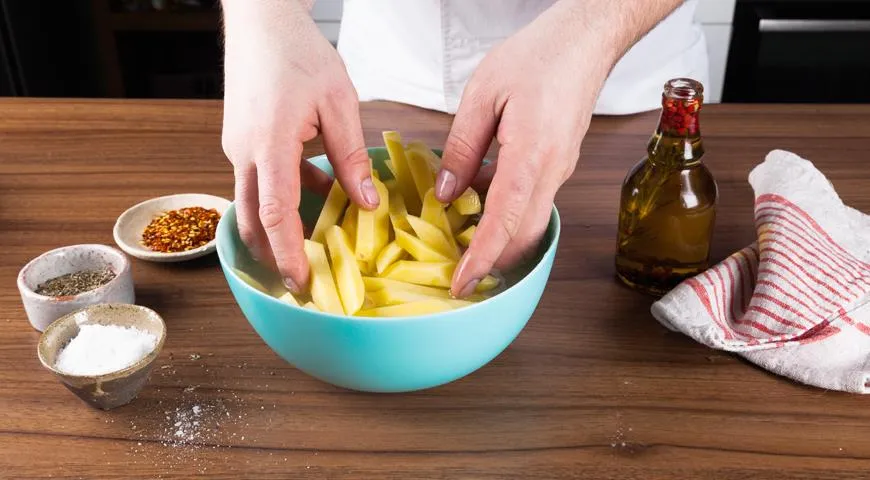 Нарезанную картошку нужно переложить в миску с холодной водой, поболтать и оставить на 20-60 минут, чтобы вышел лишний крахмал