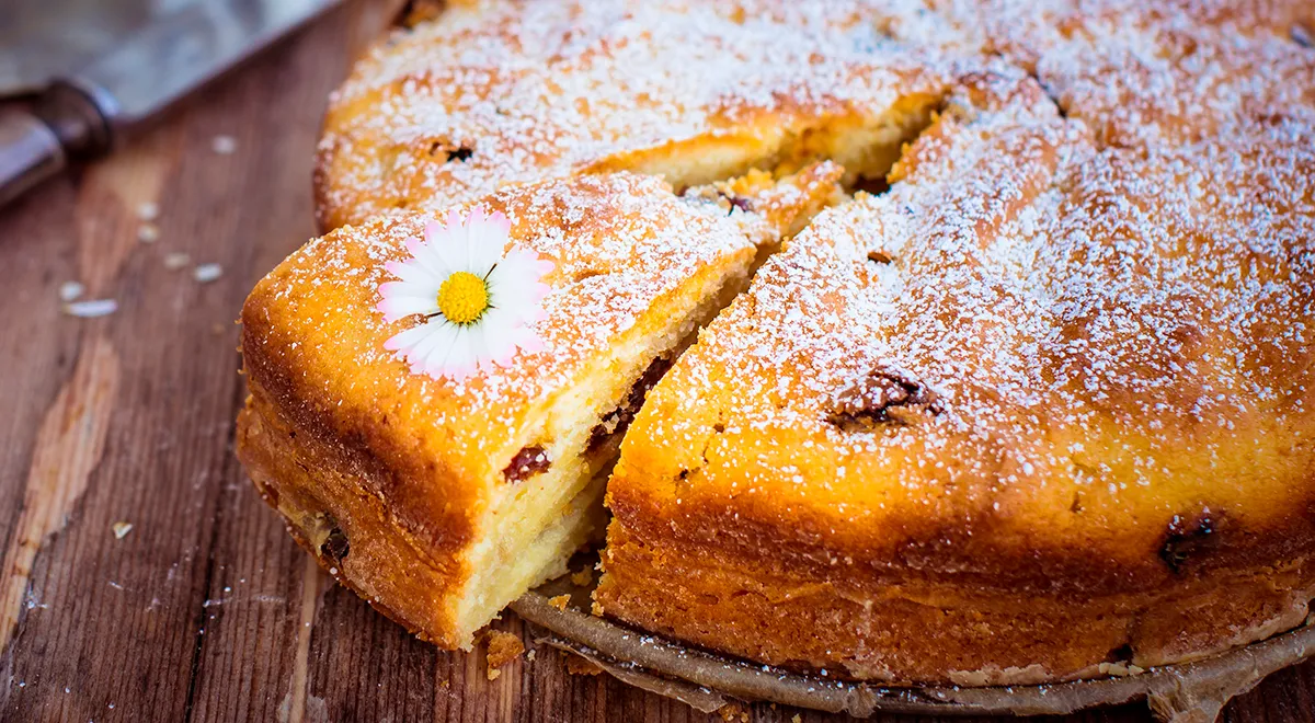 Шарлотка с изюмом