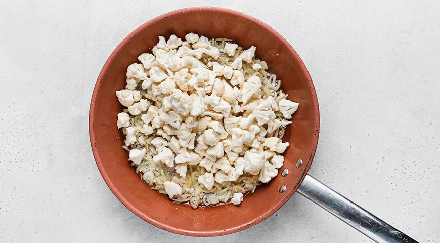 Цветная капуста с яйцом и сыром на сковороде