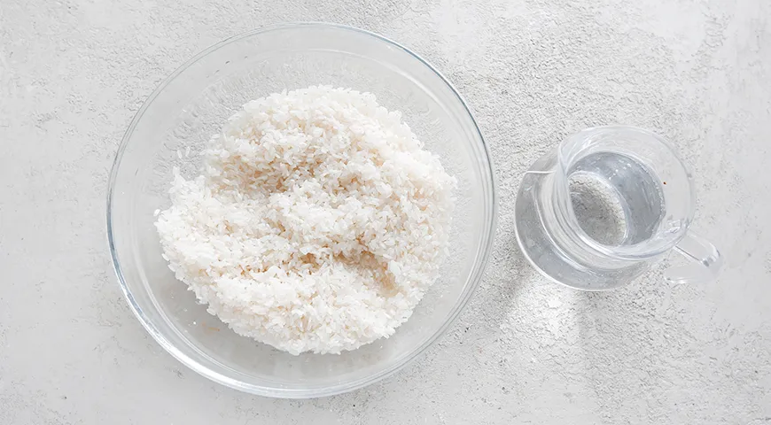 Замочите рис в отфильтрованной воде (она должна полностью закрыть рис, на 3–4 см.) на 30 мин.