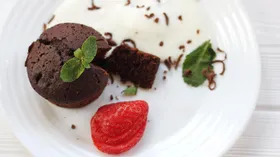 Шоколадные маффины со свежими ягодами и пломбиром 