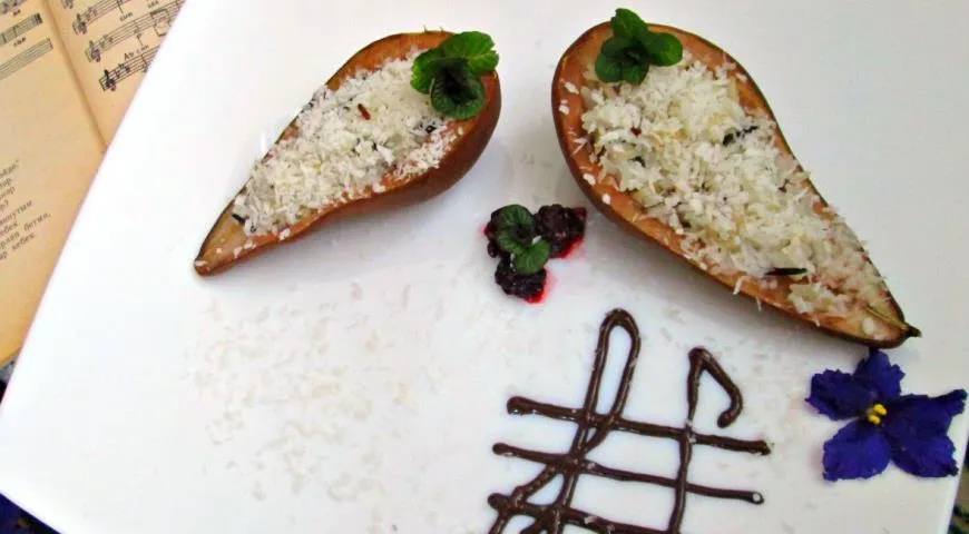 Ароматная груша с кокосово-рисовой начинкой