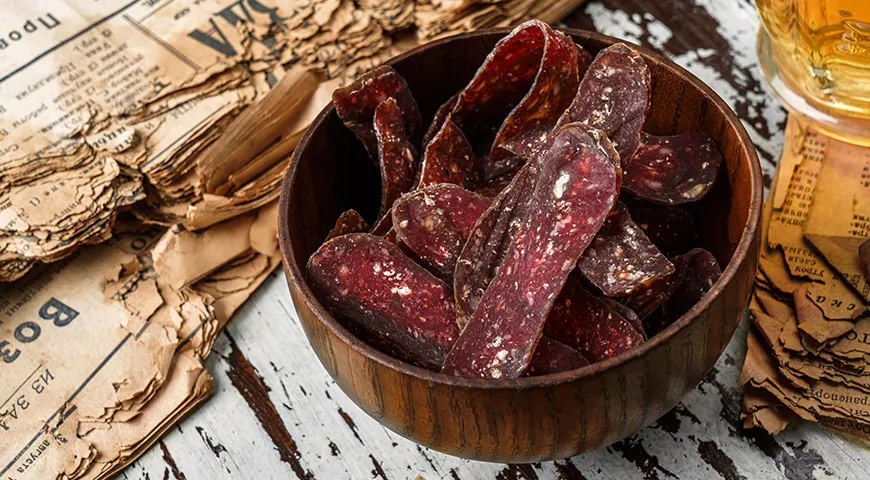 Суджук отличается от бастурмы тем, что прессуют не мясо целым куском, а рубленый фарш, запаянный в натуральную кишку