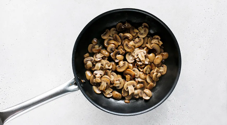 Куриные сердечки с грибами в сметане