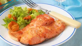 Запеченная рыба и салат