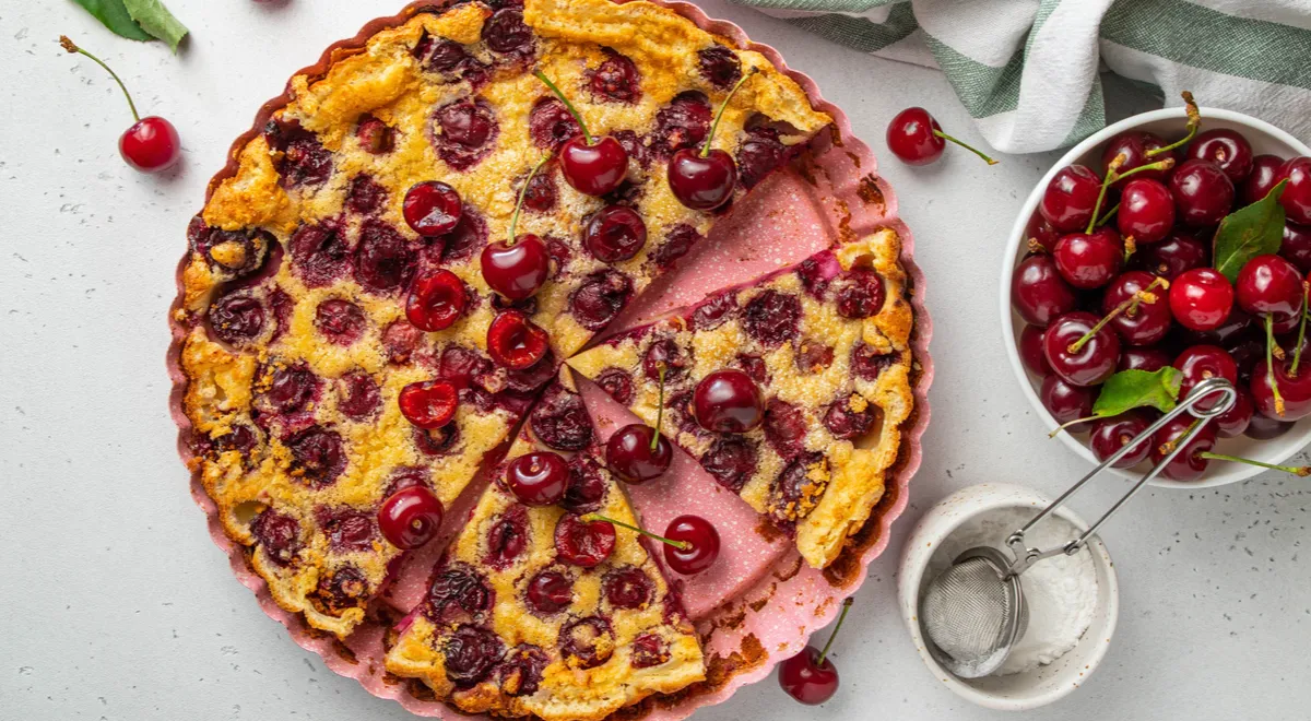 Из вишни часто готовят пироги, вареники, соусы и джемы