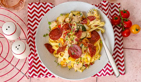 Паста с овощами и чипсами из салями