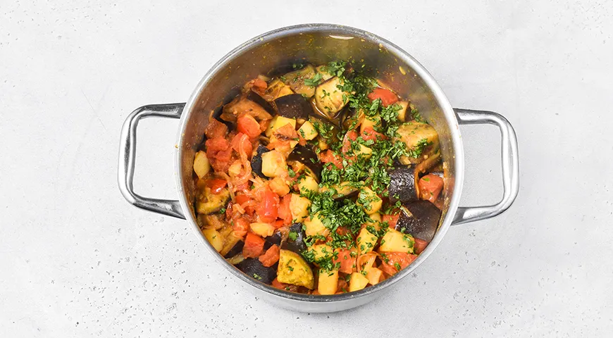 Овощное рагу в кастрюле