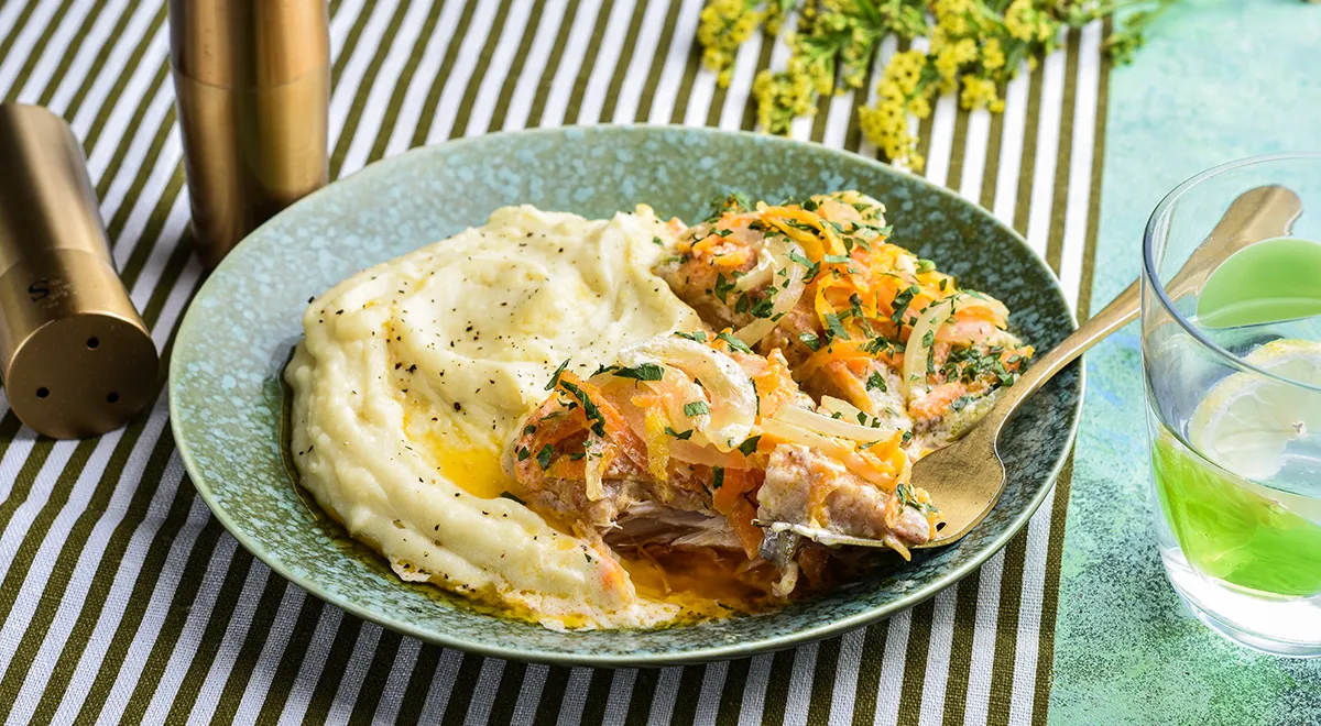 Тушеная скумбрия с овощами