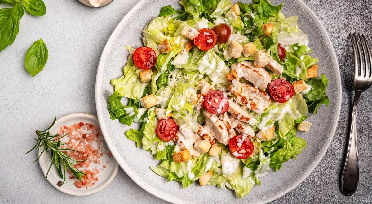 Кулинары раскрыли секрет приготовления домашней пасты со вкусом легендарного салата