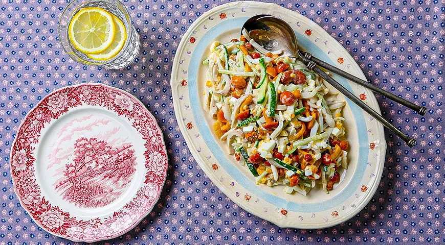 Салат с кальмарами, грибами, огурцами и яйцами