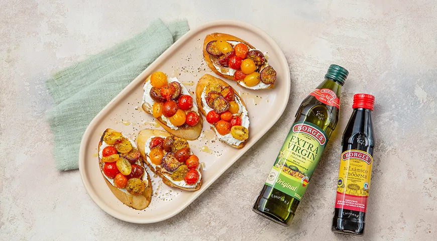 Брускетта с томлёными томатами и рикоттой