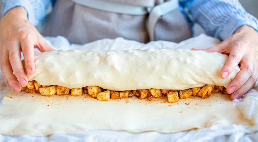 Яблочный штрудель лучше готовить из бездрожжевого слоеного теста