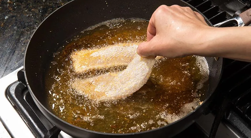 Любую рыбу лучше всего жарить на  сковороде с хорошо разогретым маслом