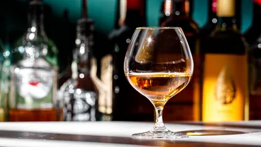 Арманьяк — вкус Гаскони в бокале: чем он отличается от коньяка и как его пить