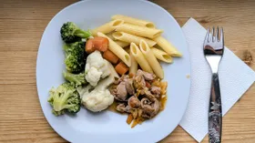 Куриные желудочки, томленые с яблоком с гарниром из овощей и пенне