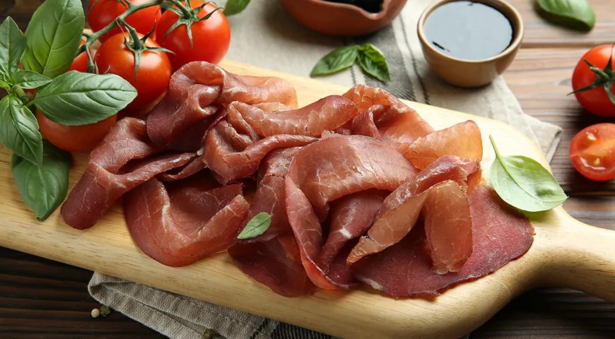 Брезаола — итальянский деликатес из вяленой говядины, характеризуется удивительно нежной, почти маслянистой текстурой