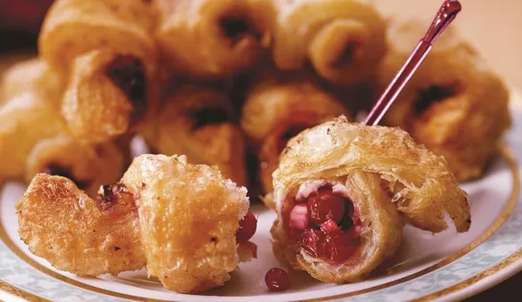Рулетики с брусникой и козьим сыром
