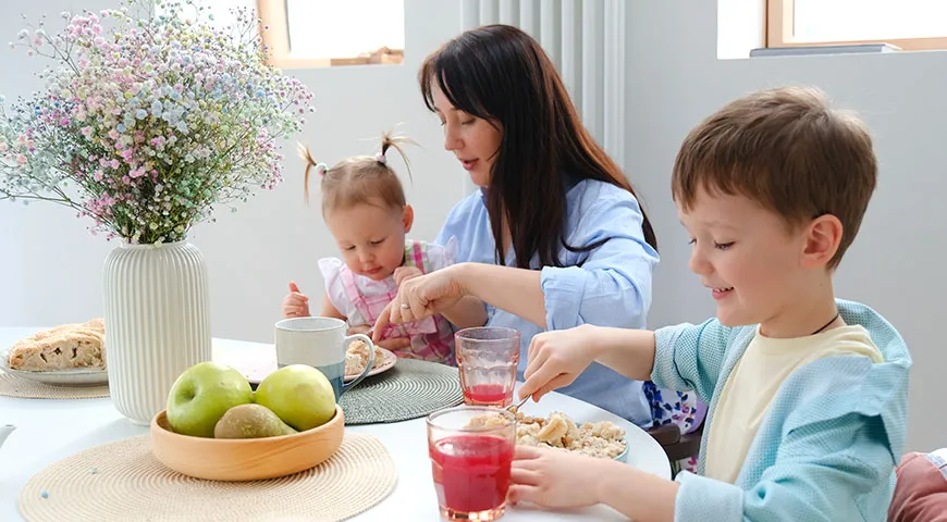 Следите за тем, чтобы дети ели ягоды и фрукты каждый день, но в разумных количествах