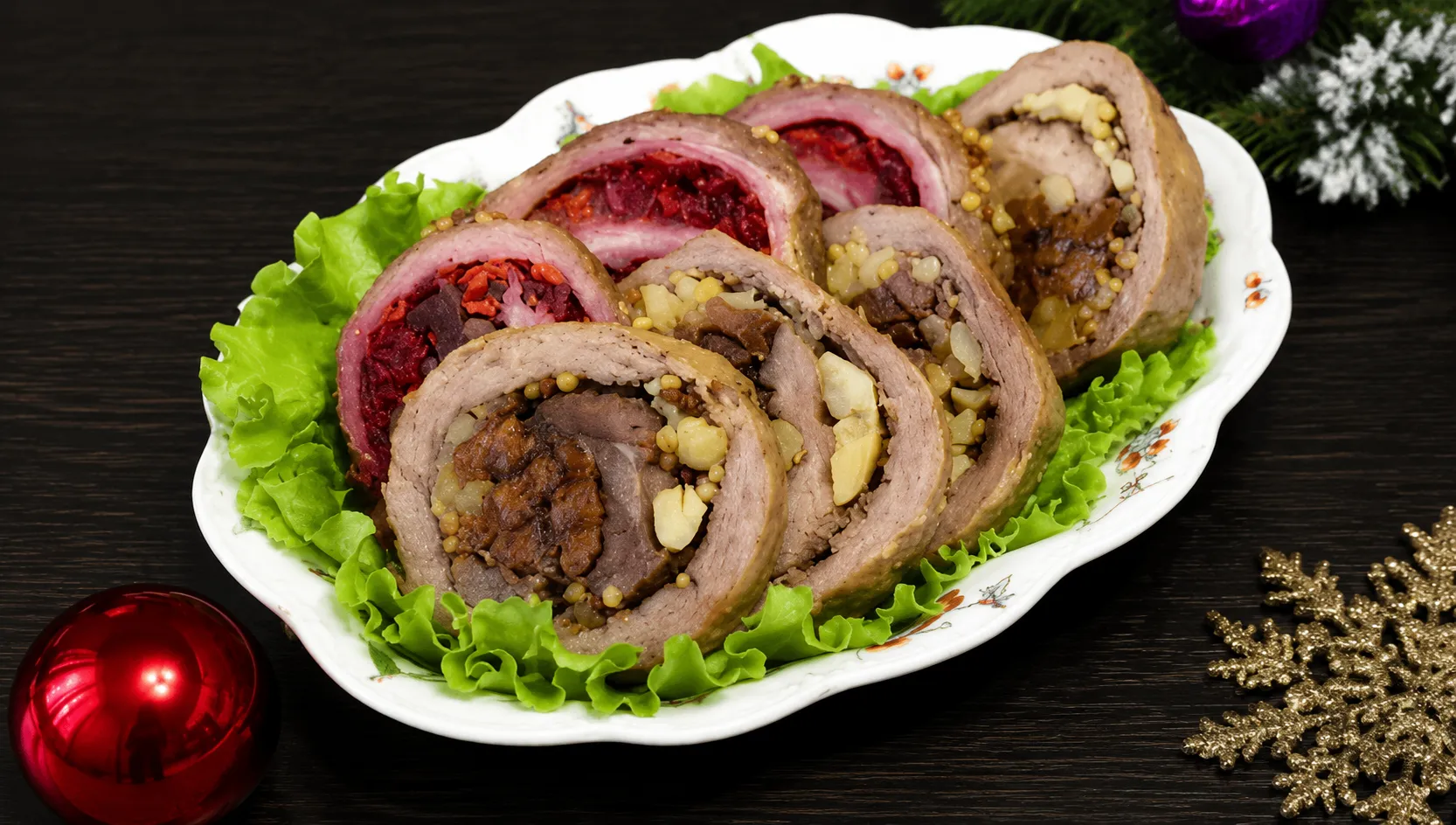 Рулеты из свинины с овощами и сухофруктами
